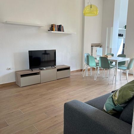 New Apartment With Balcony, Isola Bosco Verticale Milan Exterior photo