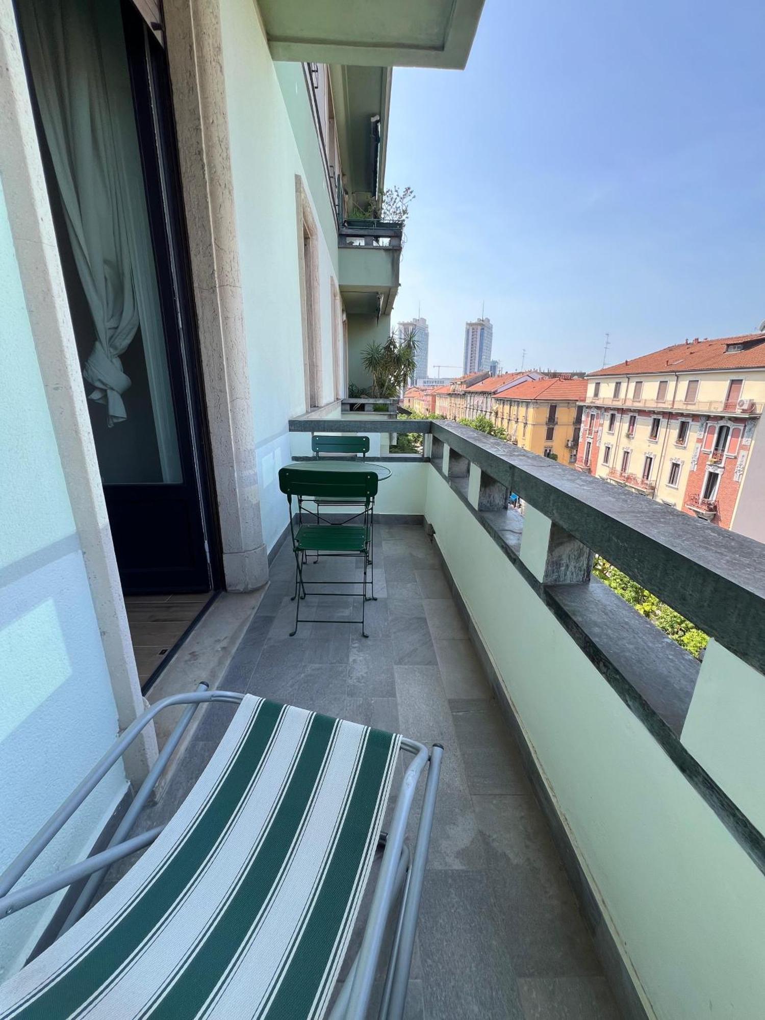 New Apartment With Balcony, Isola Bosco Verticale Milan Exterior photo